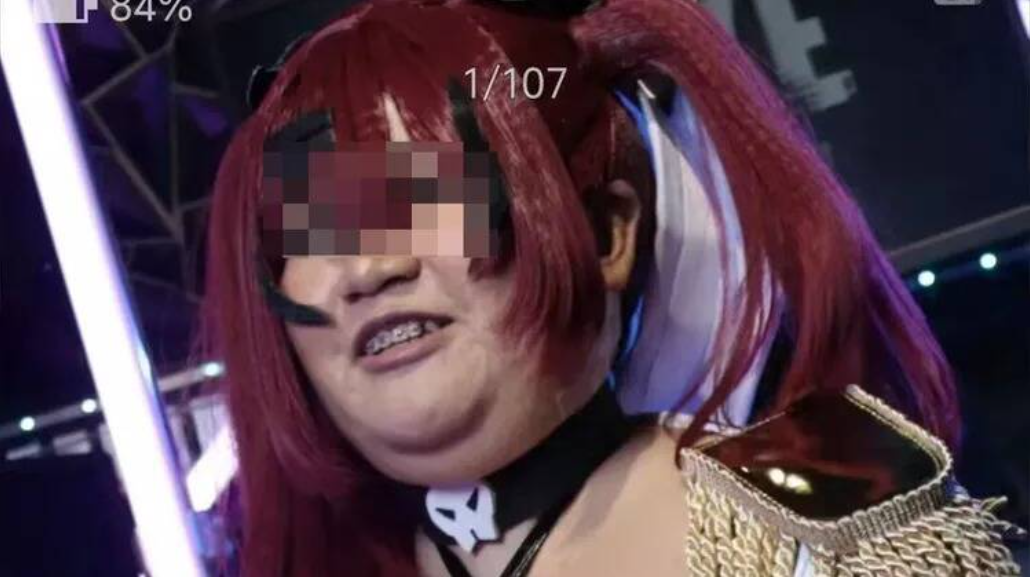 陸網瘋傳一位網美Coser拒付尾款,被攝影師公開原始照片。(圖/翻攝微博)